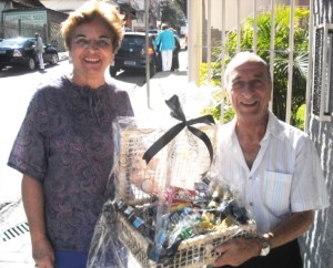 Sr. Marcos e sua esposa recebendo a cesta de Érika!